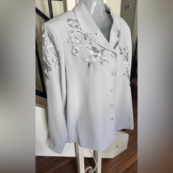 Ship n Shore Gray Blouse Embroidered Womens Sz 12 Long Sleeve - Picture 4 of 14